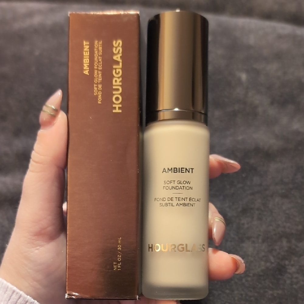 Hourglass Ambient Soft Glow Foundation - In Shade 2.5